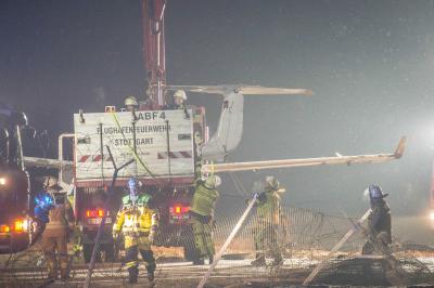 FLUGZEUGBERGUNG! Flughafen Stuttgart: Flugzeug schiesst von Landebahn - War Schnee und Eis Schuld? - 4 Verletzte